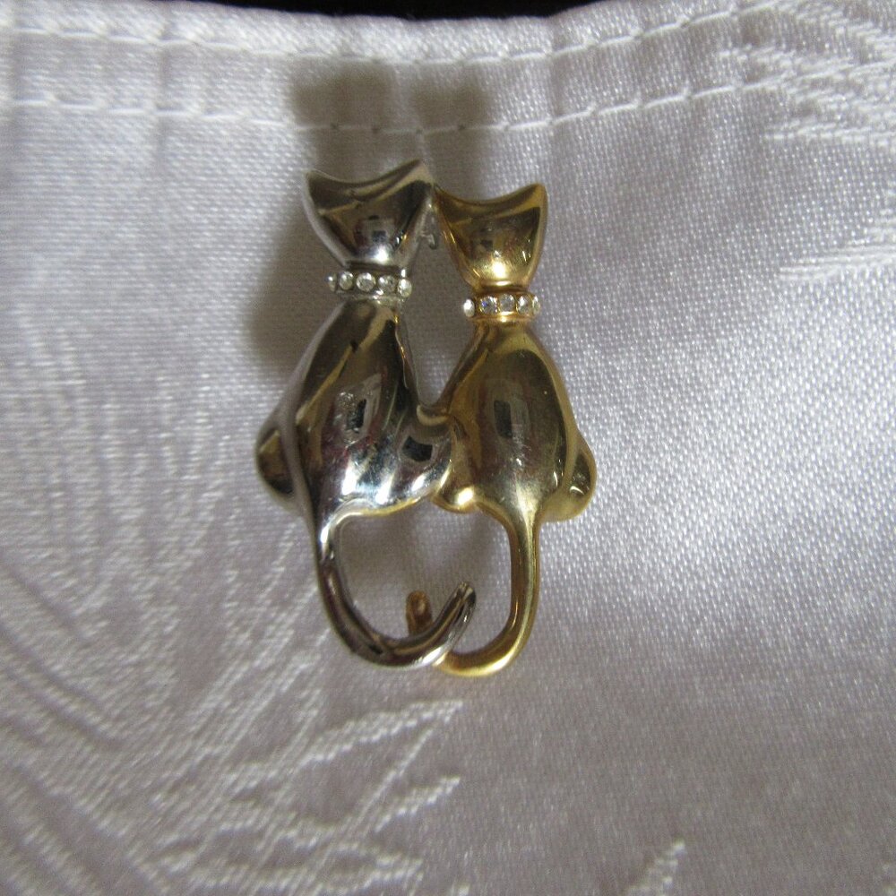 Two Cats Liz Claiborne Vintage Brooch Pin